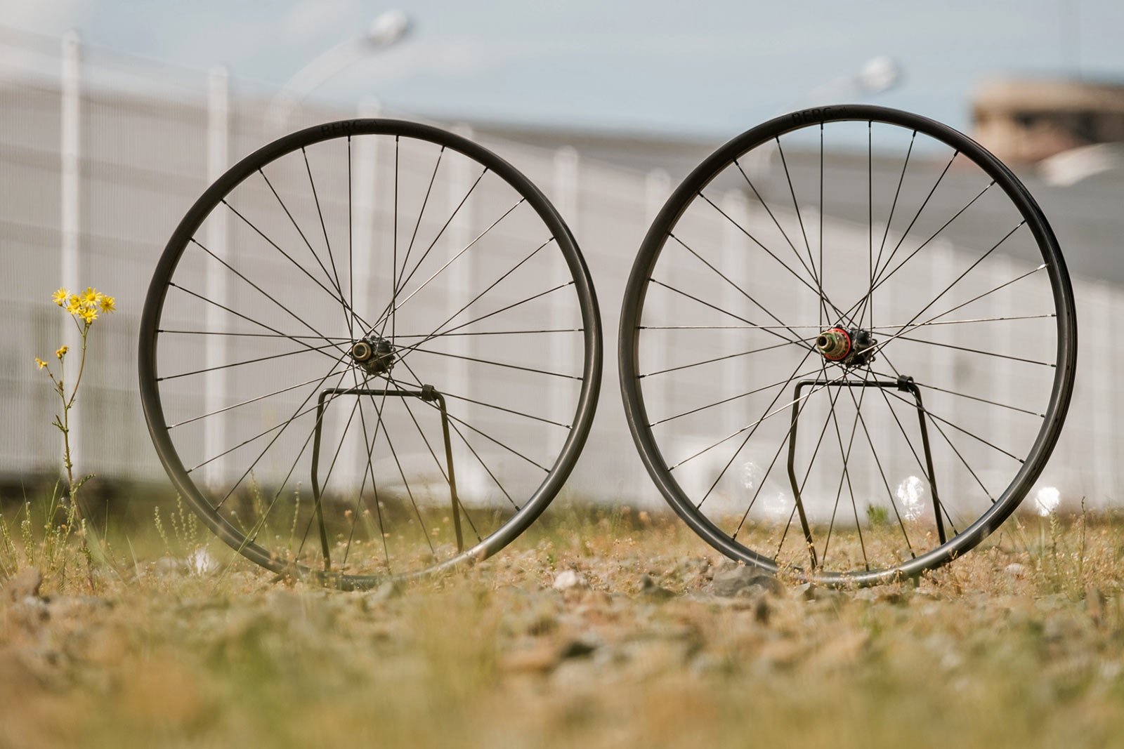 Light-Wolf builds ultralight 930g, 30mm internal mountain bike wheelset with Berg & Extralite