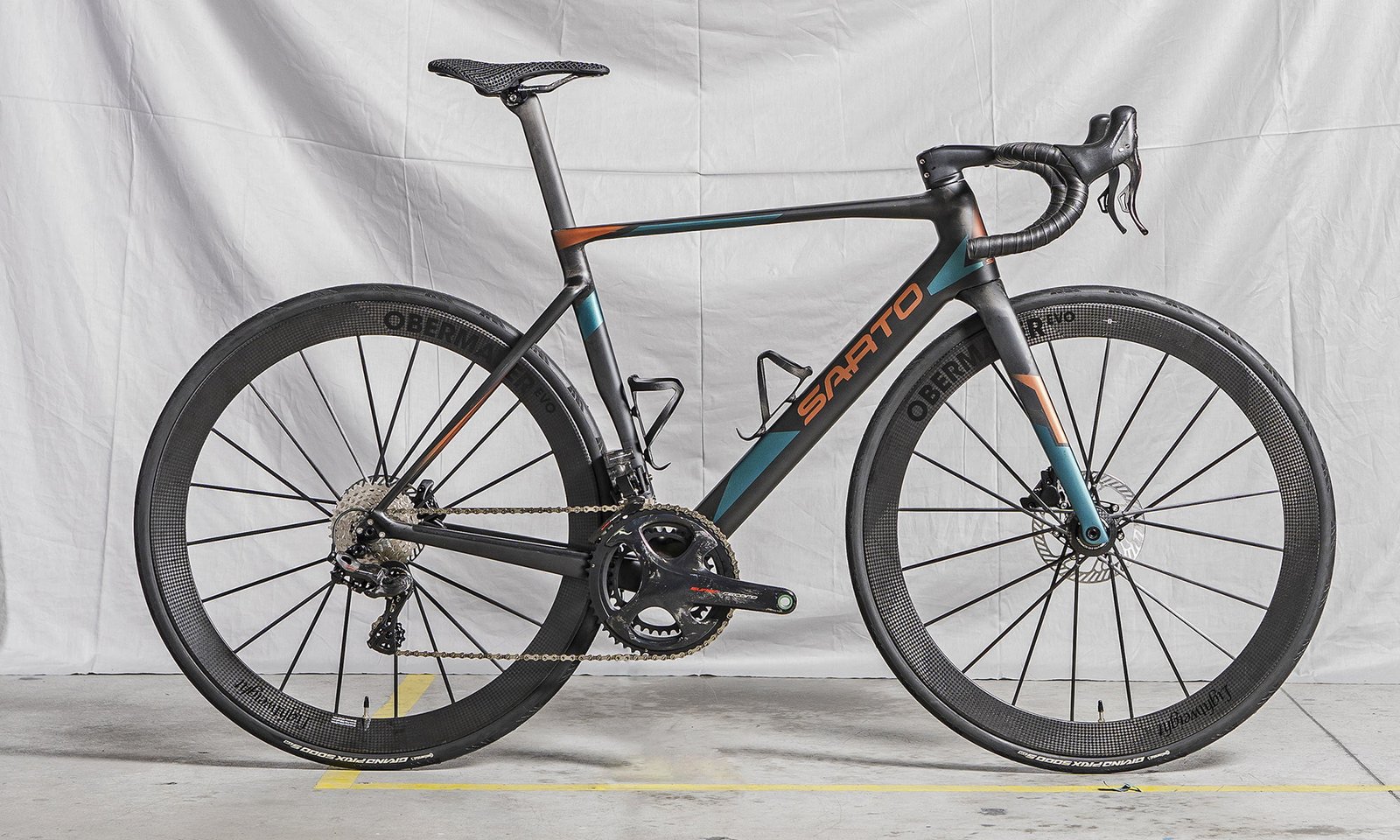 Sarto Raso Brings Full Custom to Italian Carbon Aero Road Bike