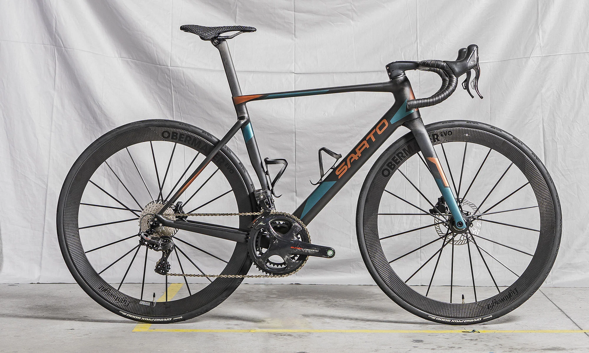 Sarto Raso Brings Full Custom to Italian Carbon Aero Road Bike