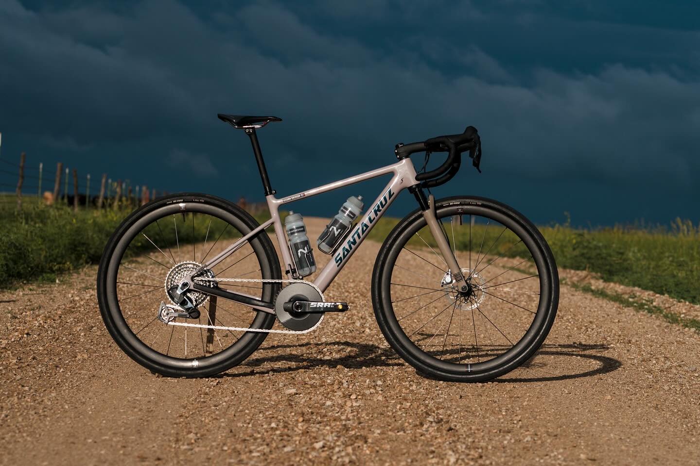 New SRAM Transmission Gravel Group Spotted at Unbound: 13 Speed AXS XPLR?